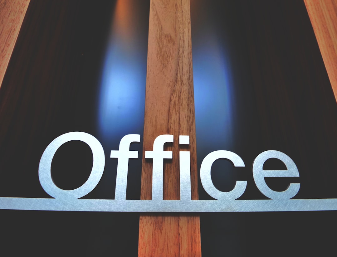 Équipe de travail diversifiée et inclusive en réunion