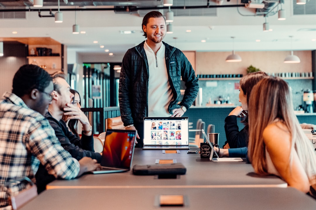 Équipe professionnelle travaillant ensemble de manière inclusive